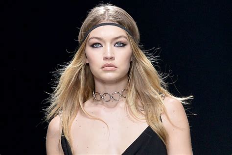 gigi hadid boobs|Gigi Hadid Has Wardrobe Malfunction on Versace Runway,。